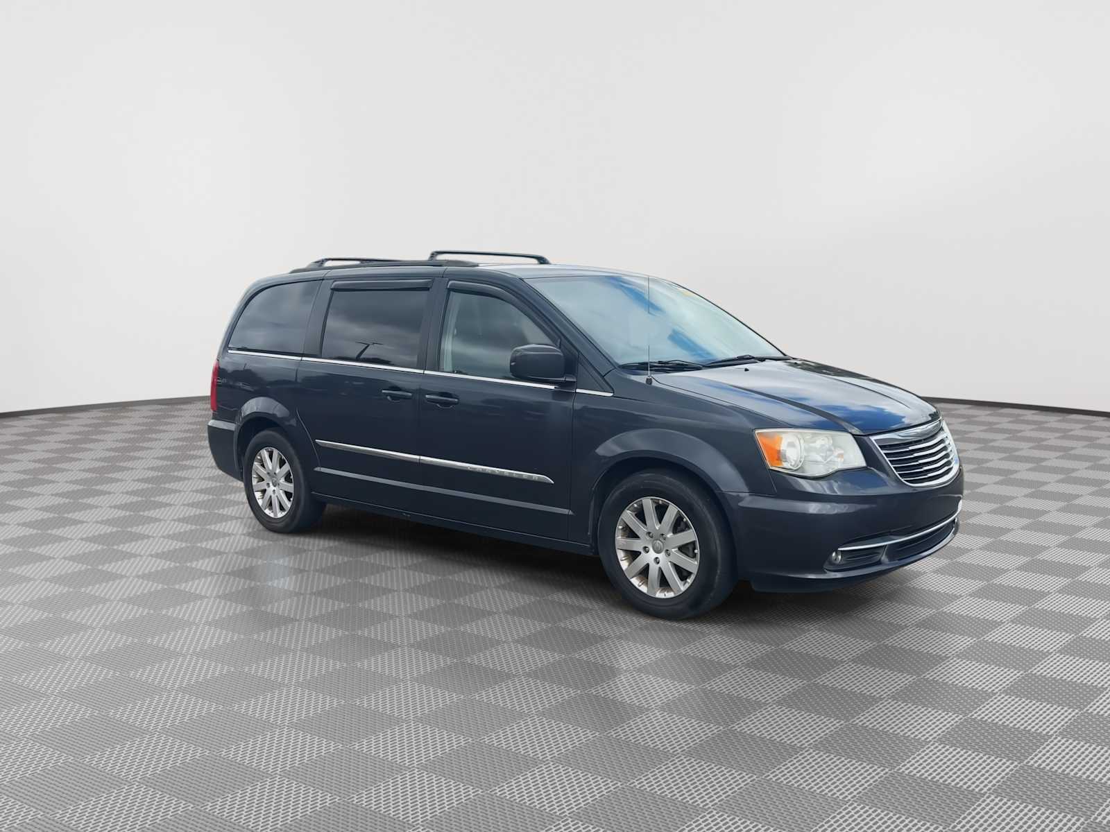 Thumbnail: 2014 Chrysler Town & Country - 2