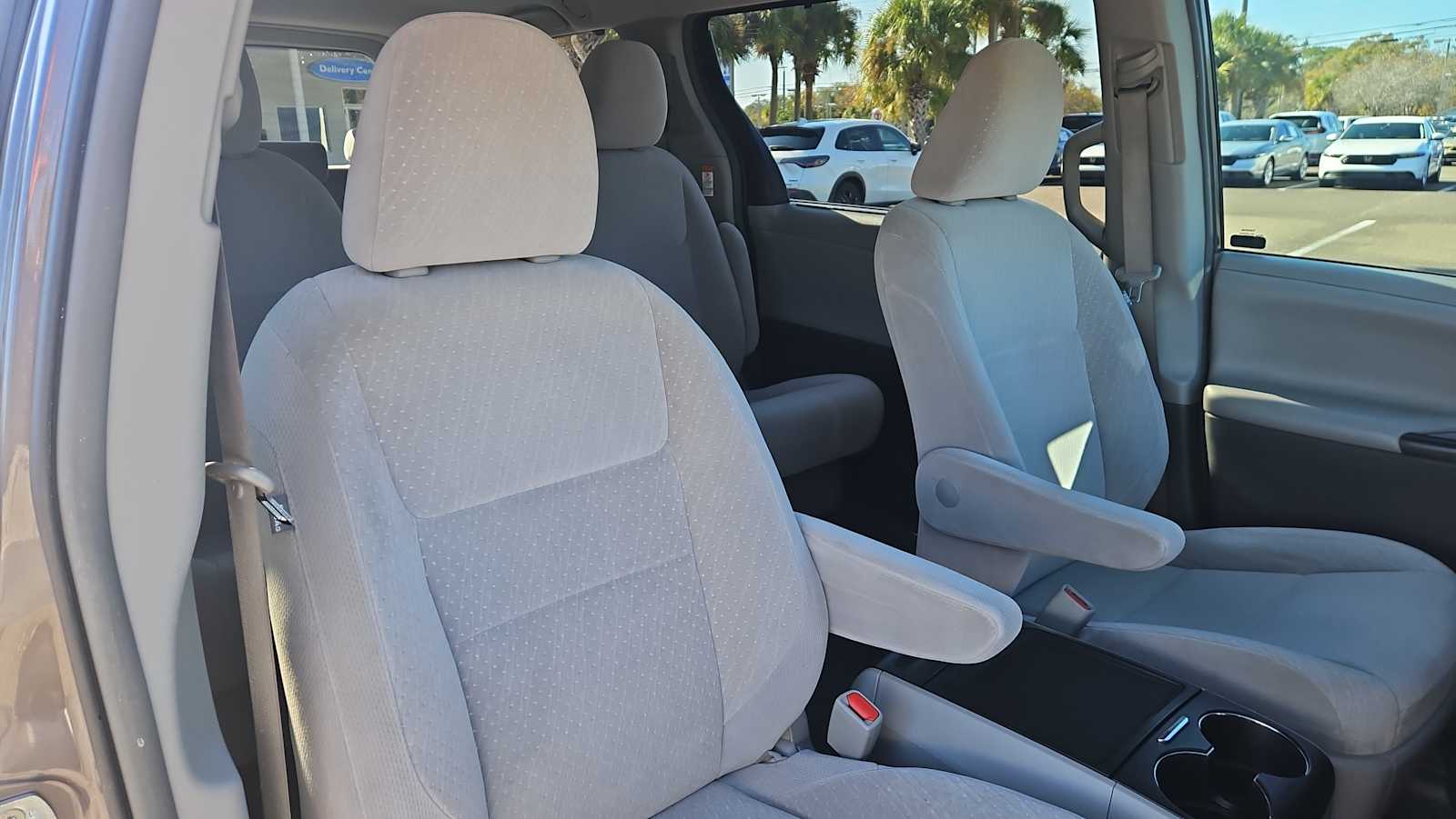 Thumbnail: 2017 Toyota Sienna - 26