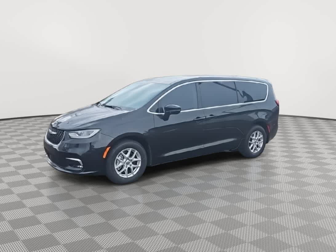 Thumbnail: 2023 Chrysler Pacifica - 4