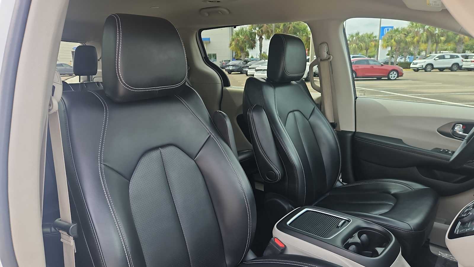 Thumbnail: 2023 Chrysler Pacifica - 26