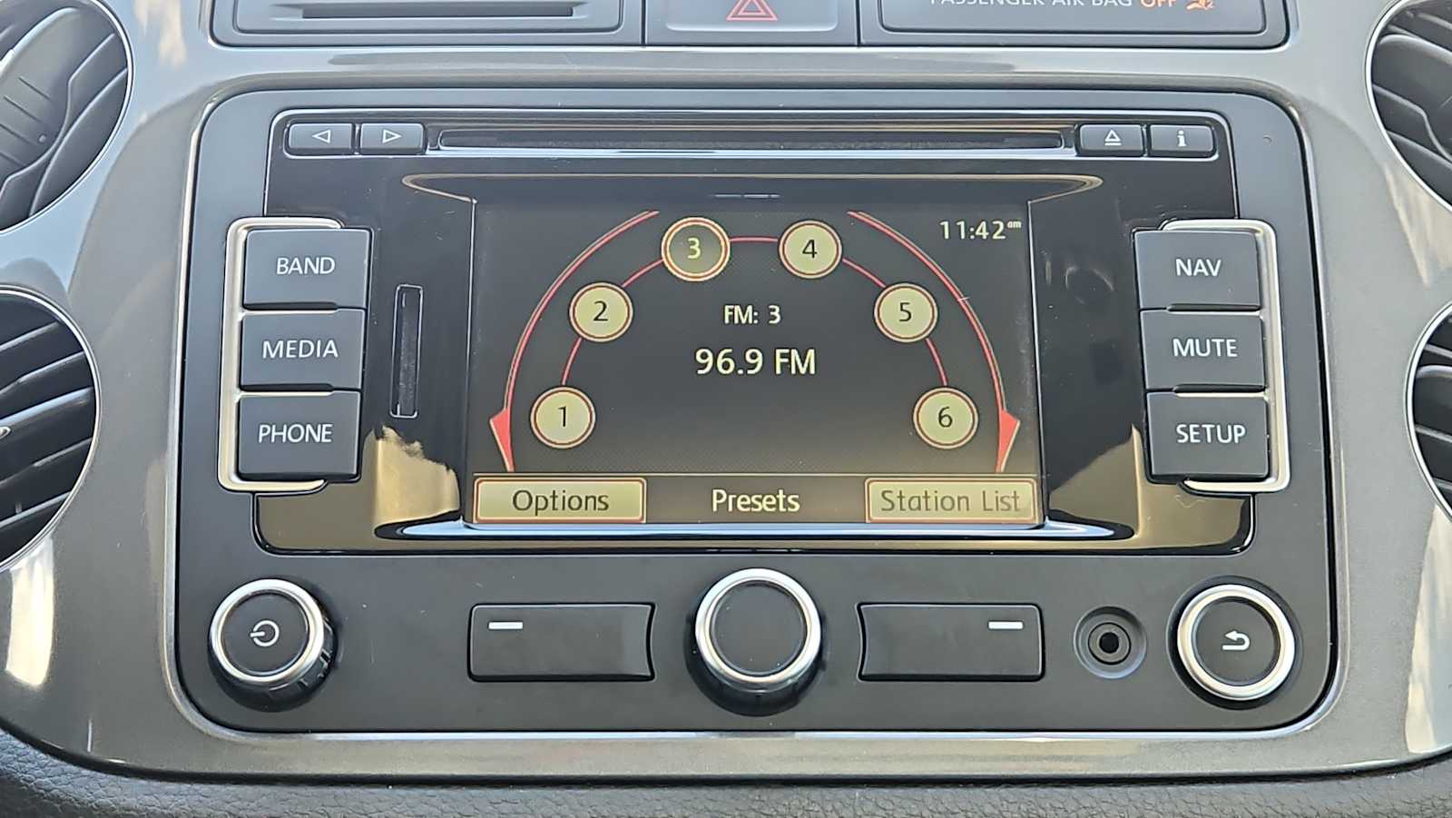 Thumbnail: 2014 Volkswagen Tiguan - 12