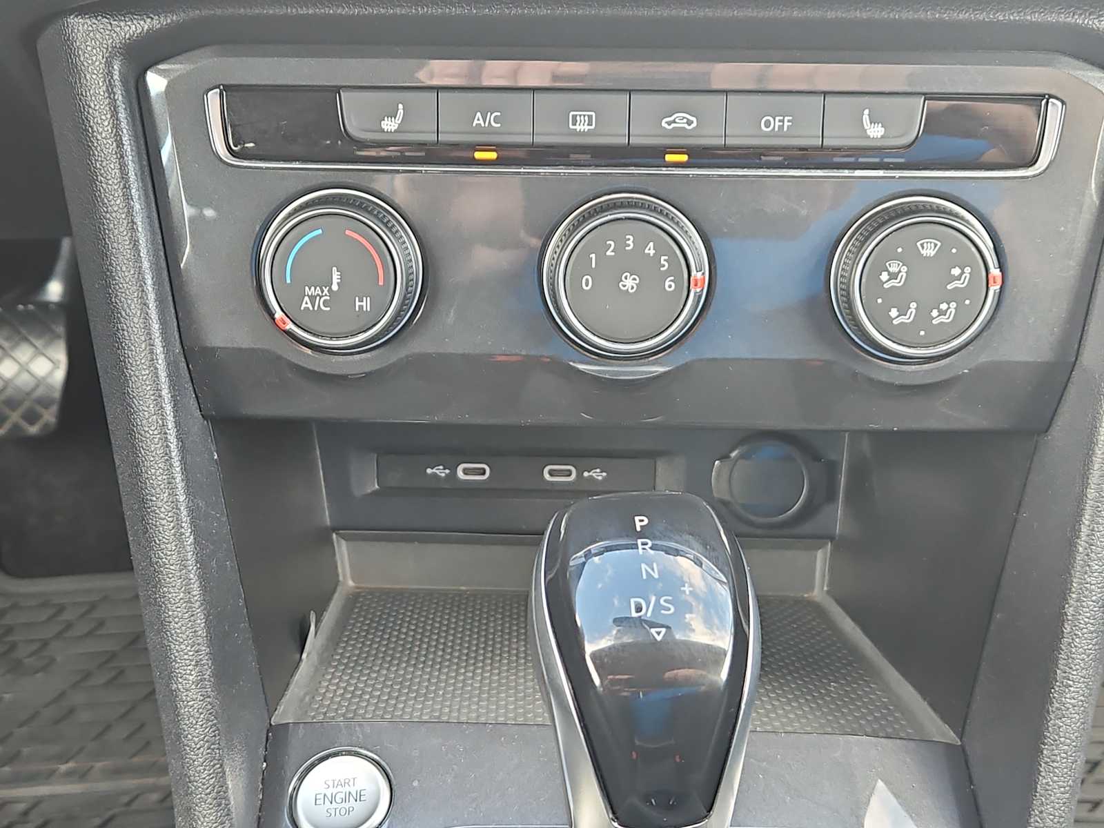 Thumbnail: 2022 Volkswagen Tiguan - 16