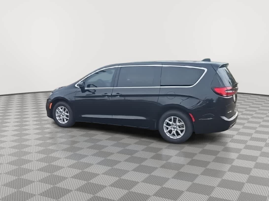 Thumbnail: 2023 Chrysler Pacifica - 6