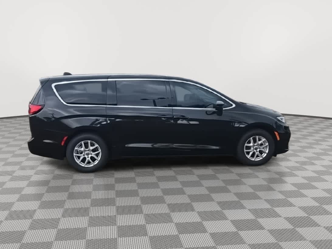 Thumbnail: 2023 Chrysler Pacifica - 9