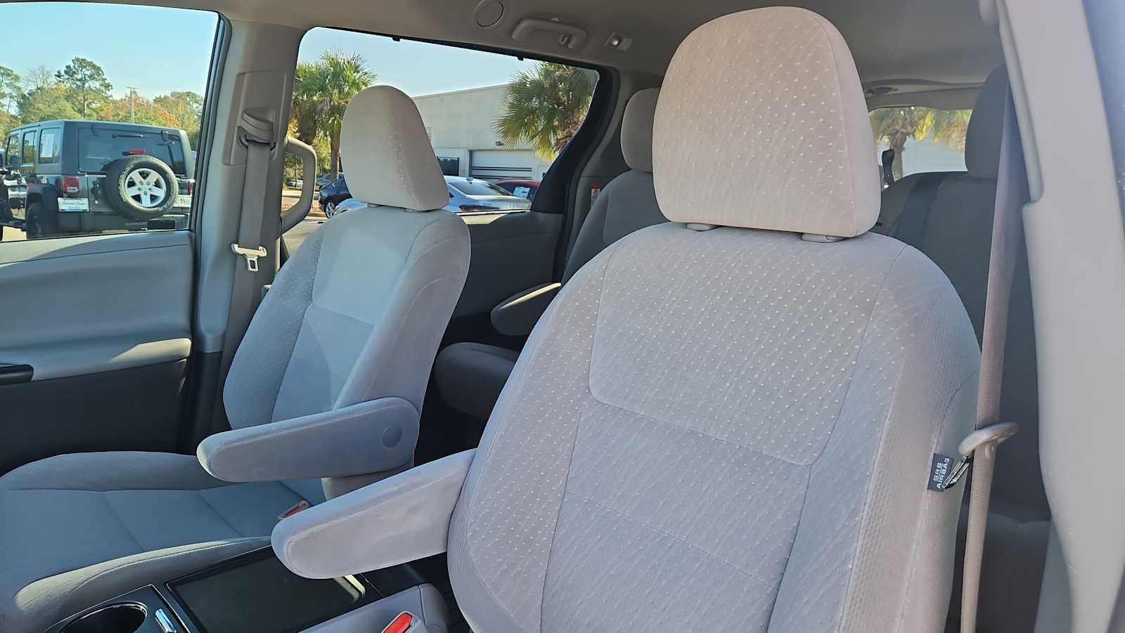 Thumbnail: 2017 Toyota Sienna - 13