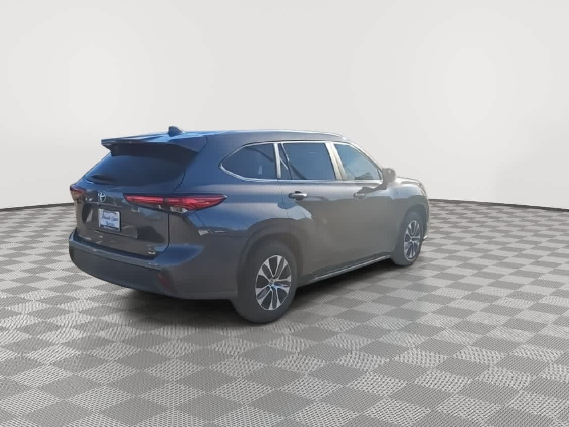Thumbnail: 2023 Toyota Highlander - 8