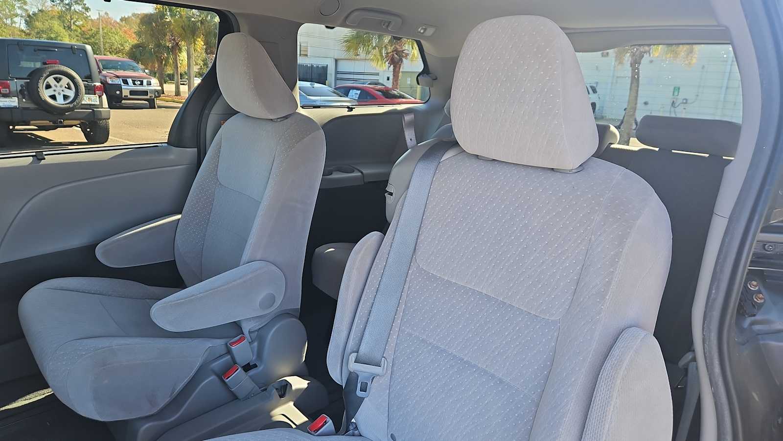 Thumbnail: 2017 Toyota Sienna - 24