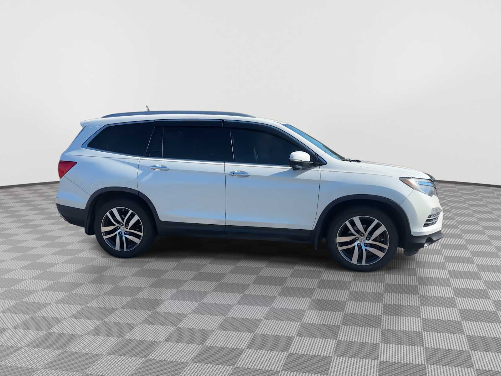 Thumbnail: 2016 Honda Pilot - 9