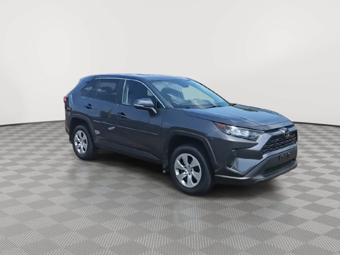 2022 Toyota RAV4 LE photo 2