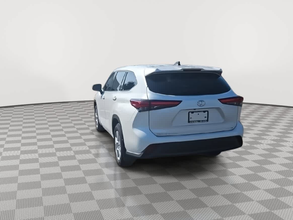 Thumbnail: 2022 Toyota Highlander - 7