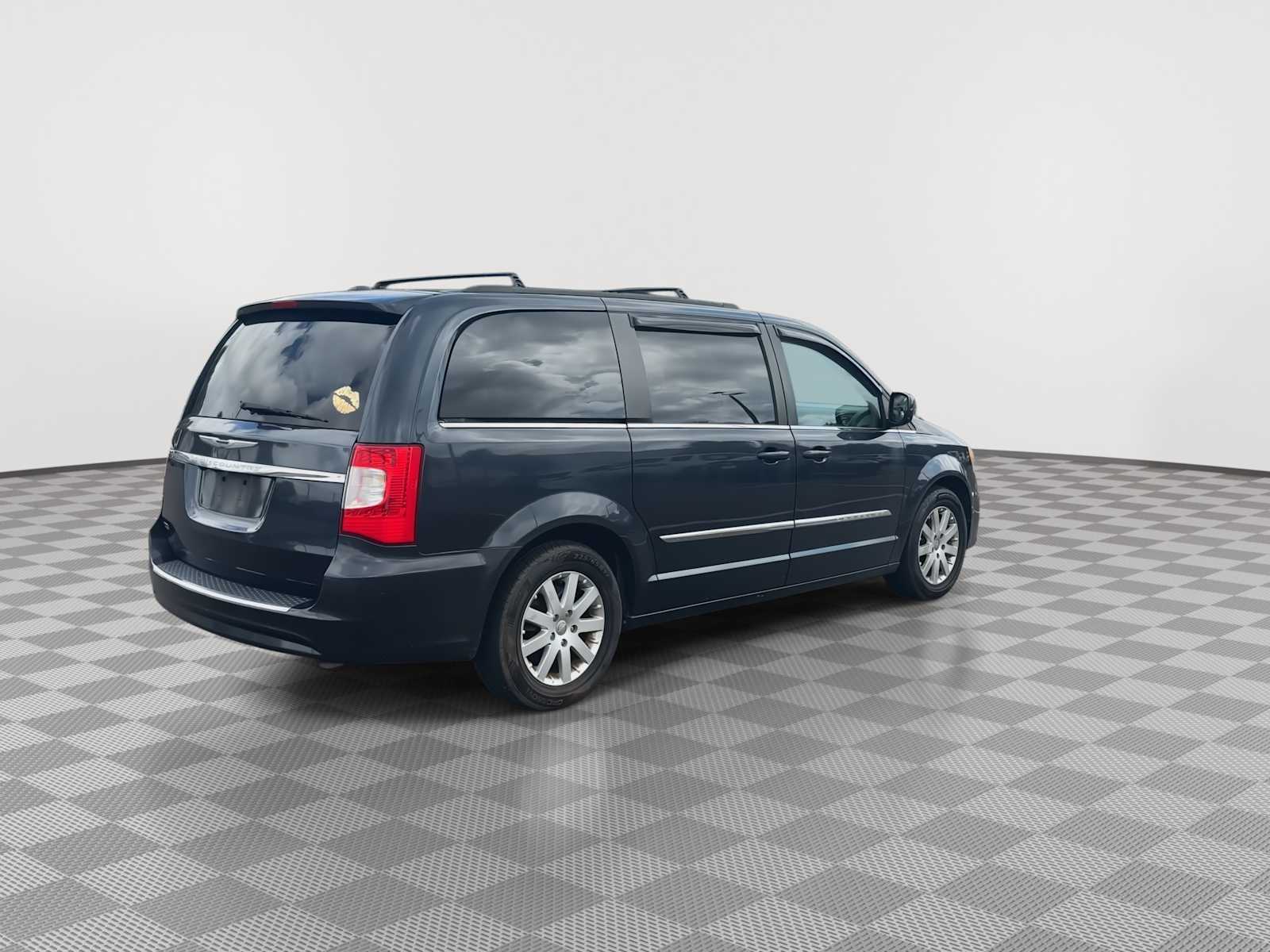 Thumbnail: 2014 Chrysler Town & Country - 8