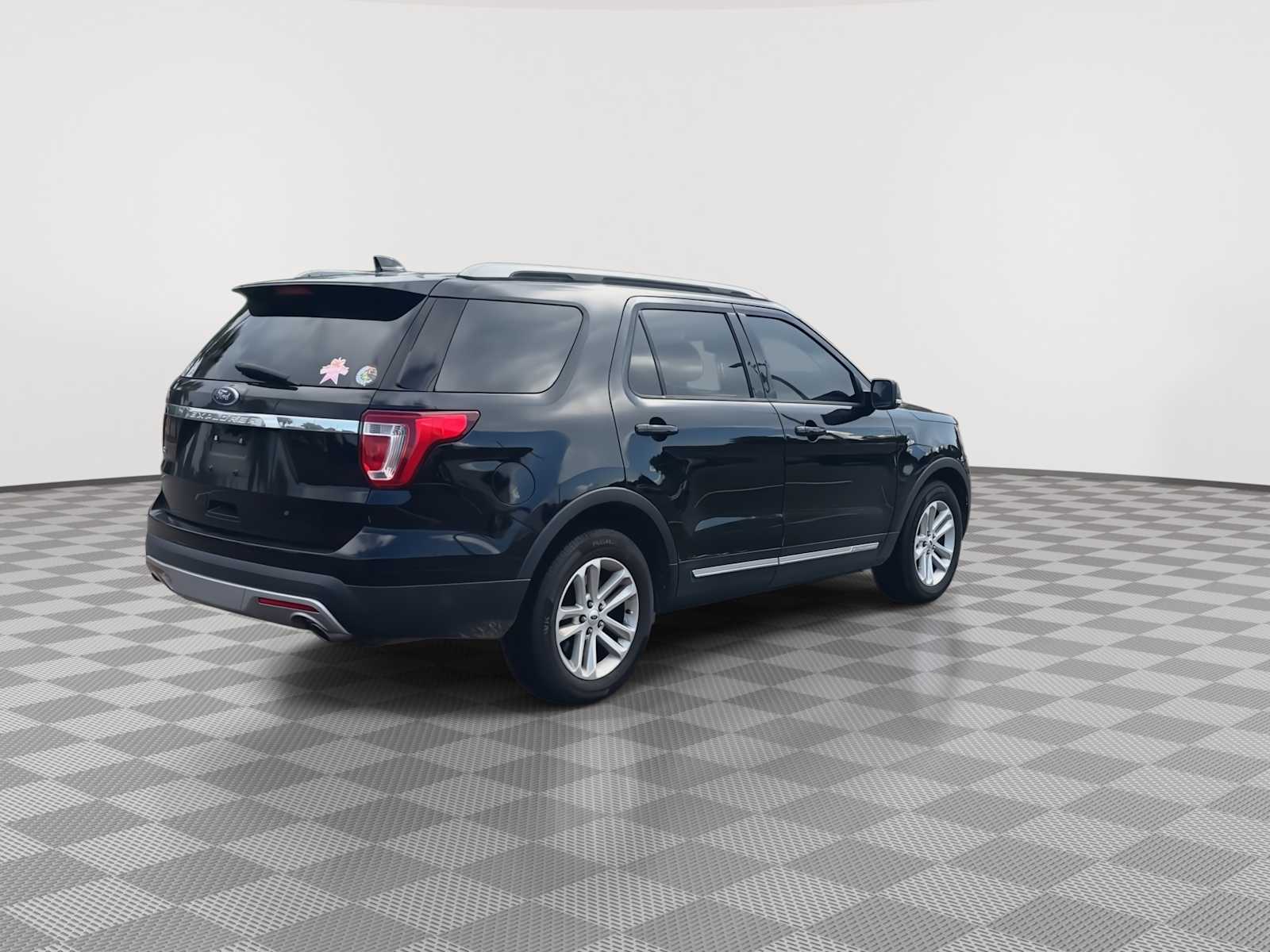 Thumbnail: 2017 Ford Explorer - 8