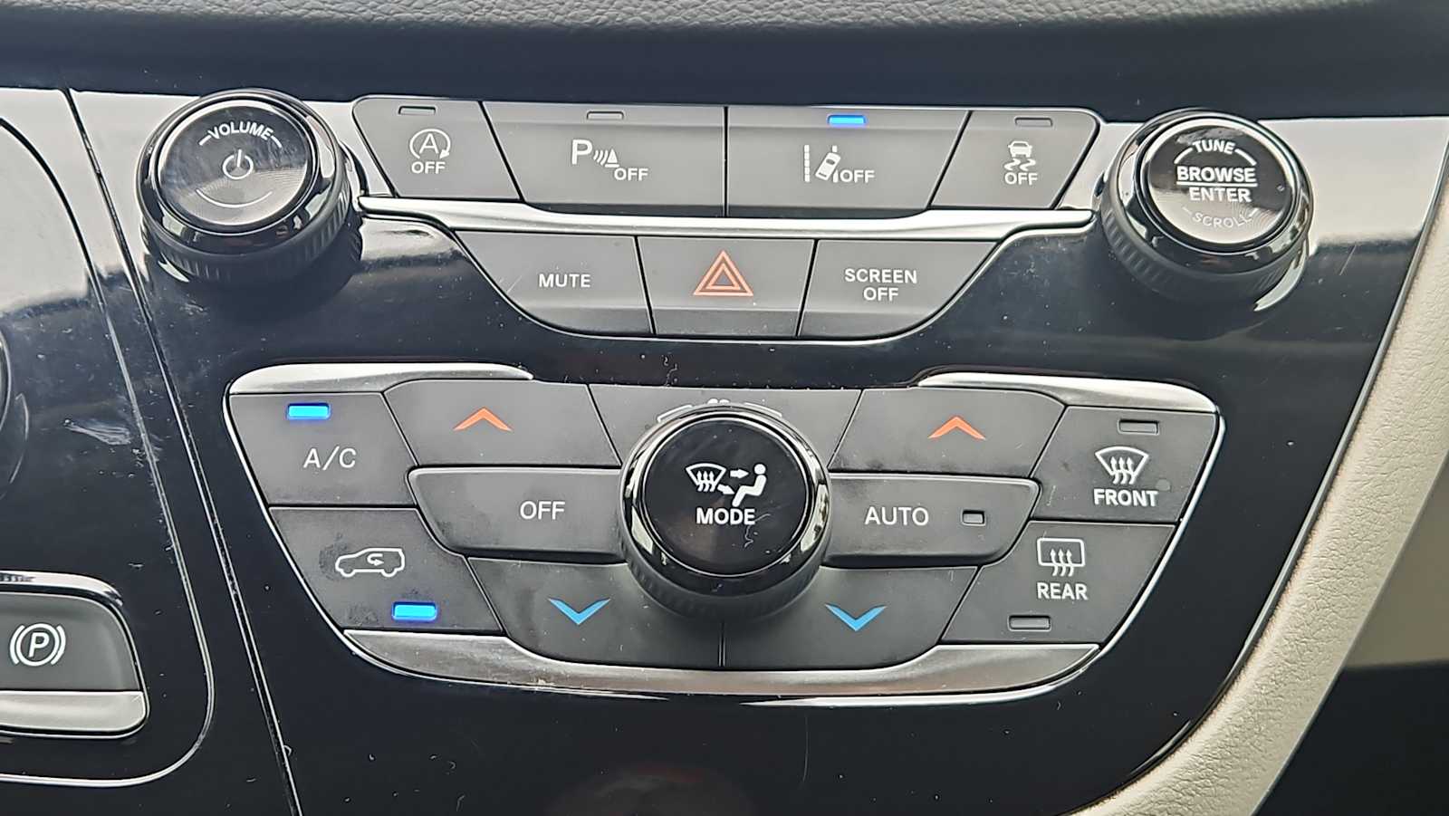 Thumbnail: 2023 Chrysler Pacifica - 16