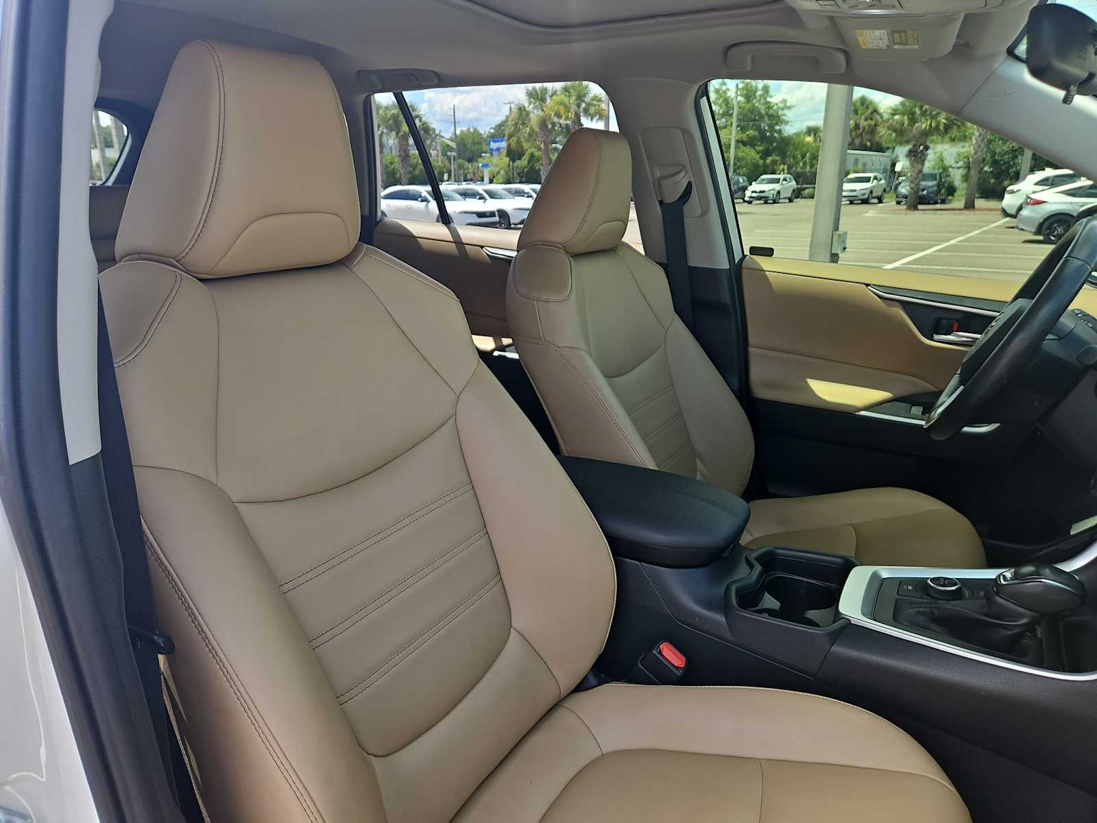 2021 Toyota RAV4 XLE Premium 26