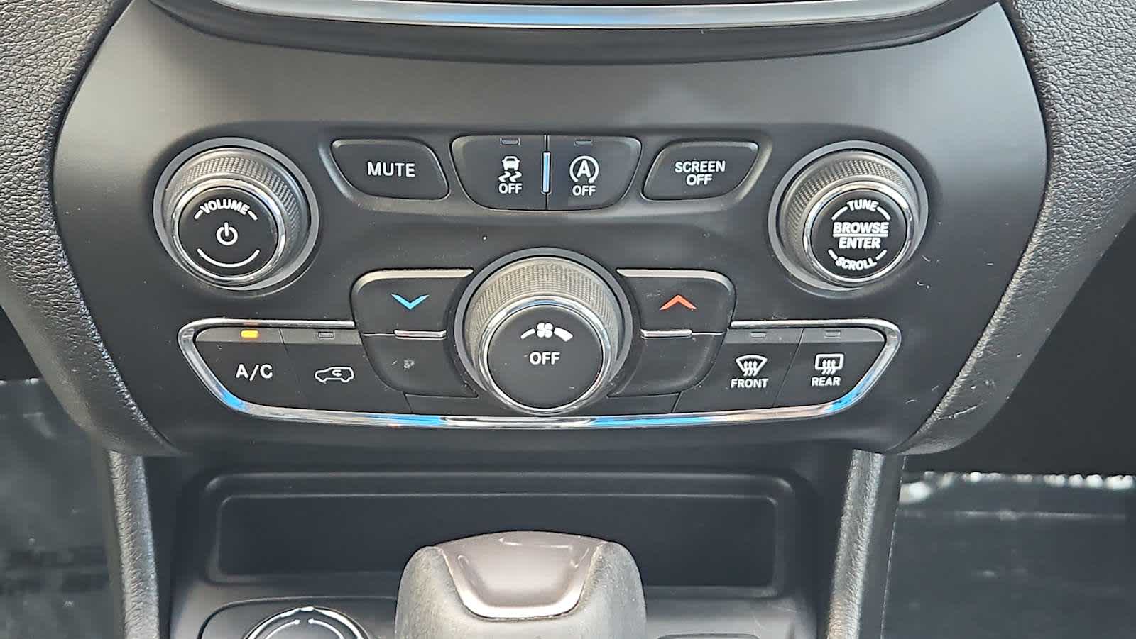 Thumbnail: 2021 Jeep Cherokee - 16