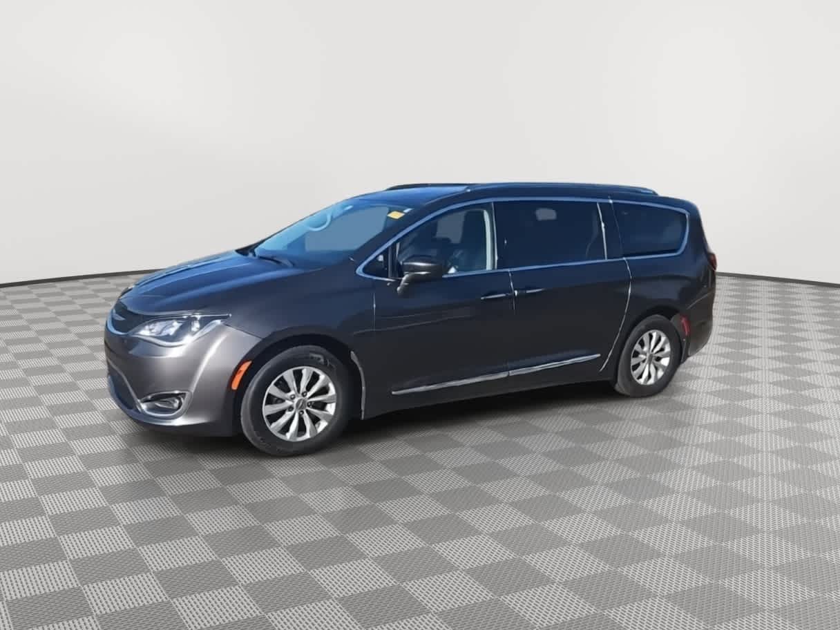 Thumbnail: 2018 Chrysler Pacifica - 4