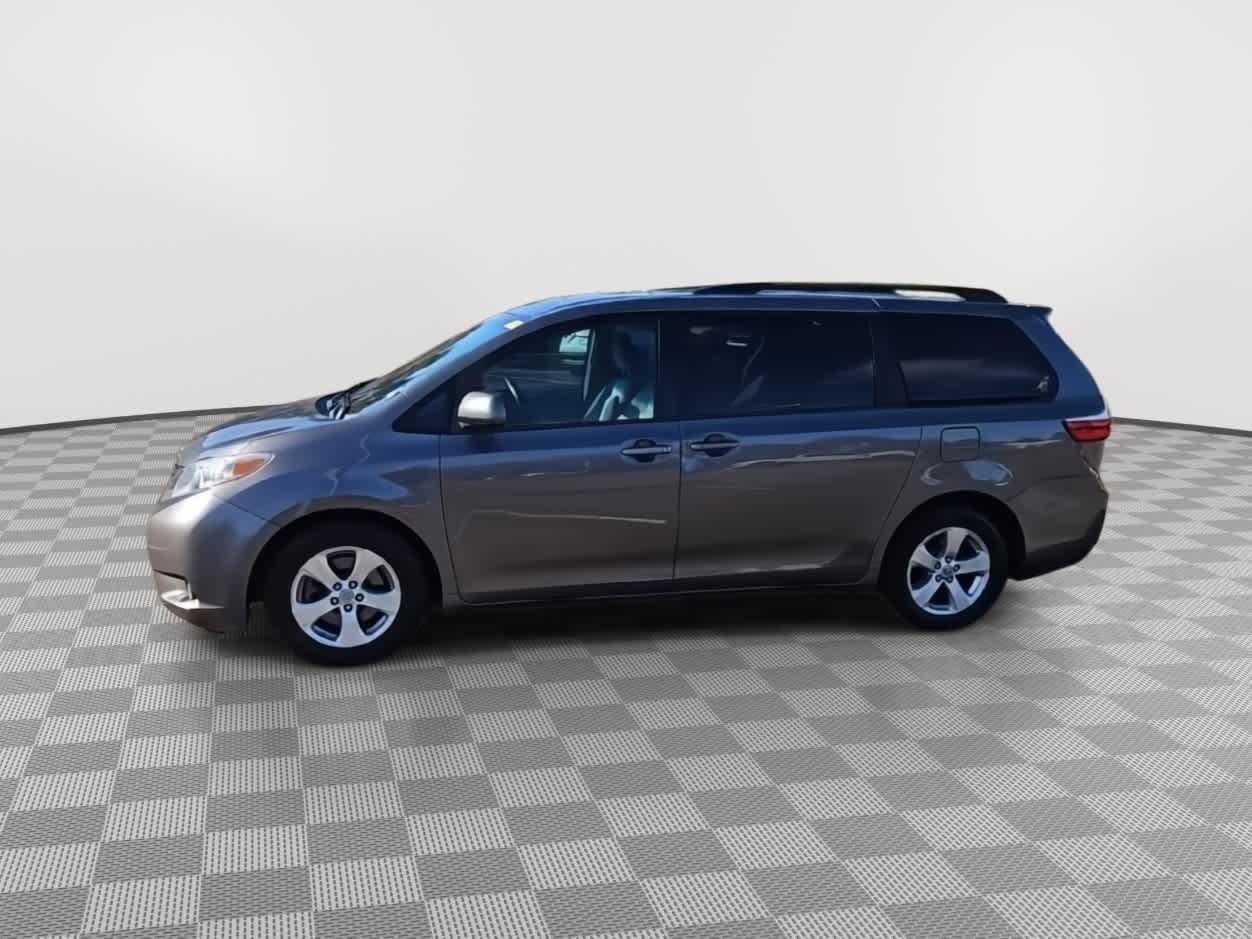 Thumbnail: 2017 Toyota Sienna - 4
