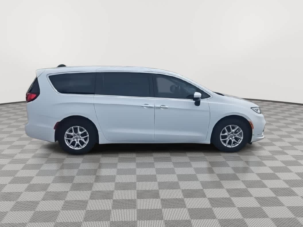 Thumbnail: 2023 Chrysler Pacifica - 9