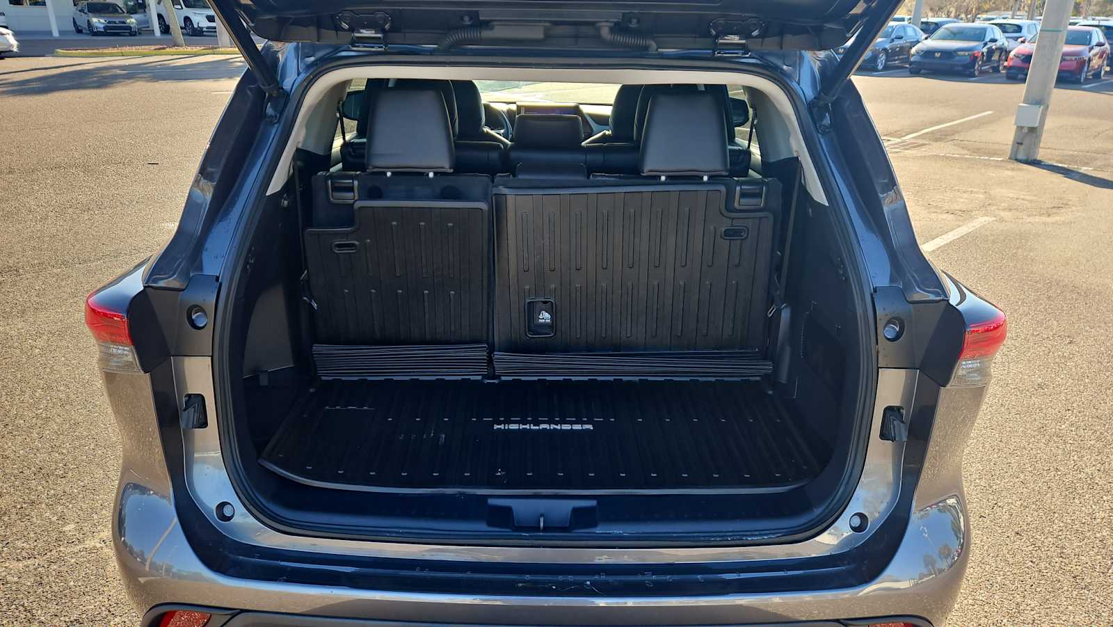 Thumbnail: 2023 Toyota Highlander - 21