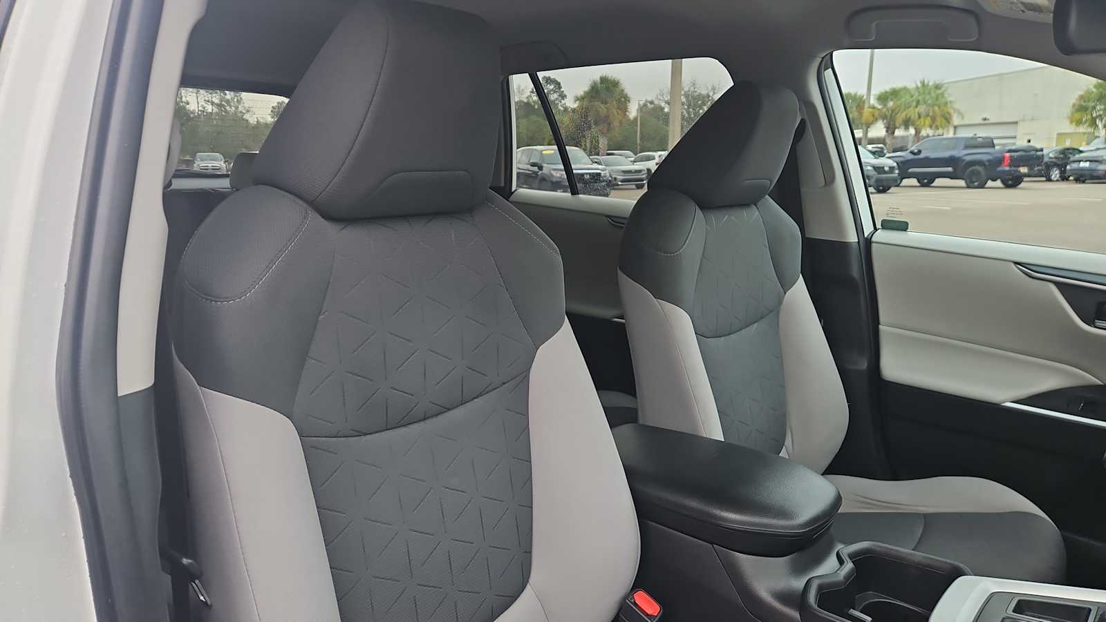 Thumbnail: 2022 Toyota RAV4 - 25