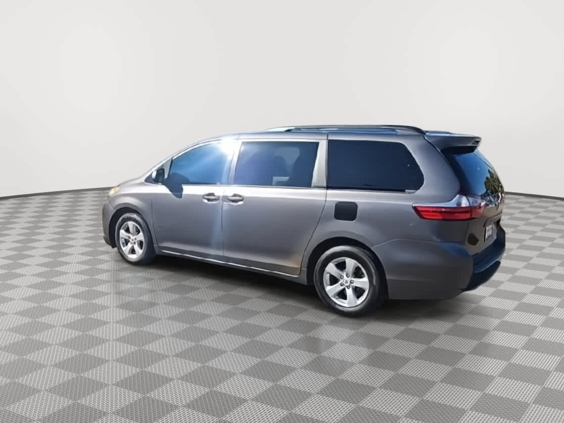 Thumbnail: 2017 Toyota Sienna - 6