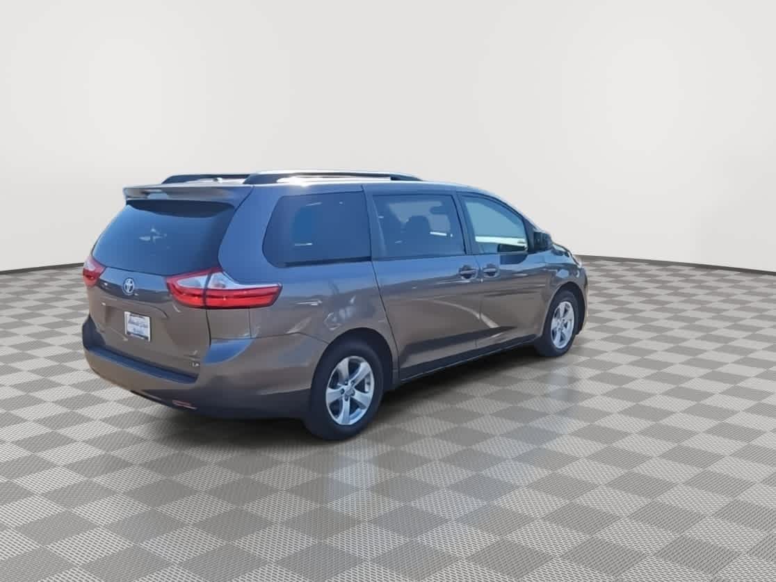 Thumbnail: 2017 Toyota Sienna - 8