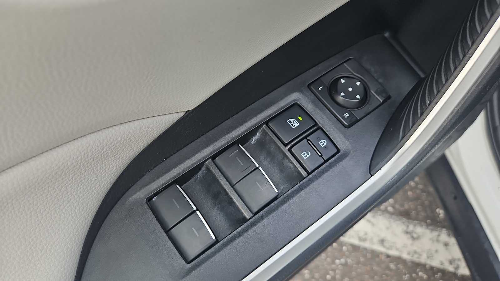 Thumbnail: 2022 Toyota RAV4 - 15