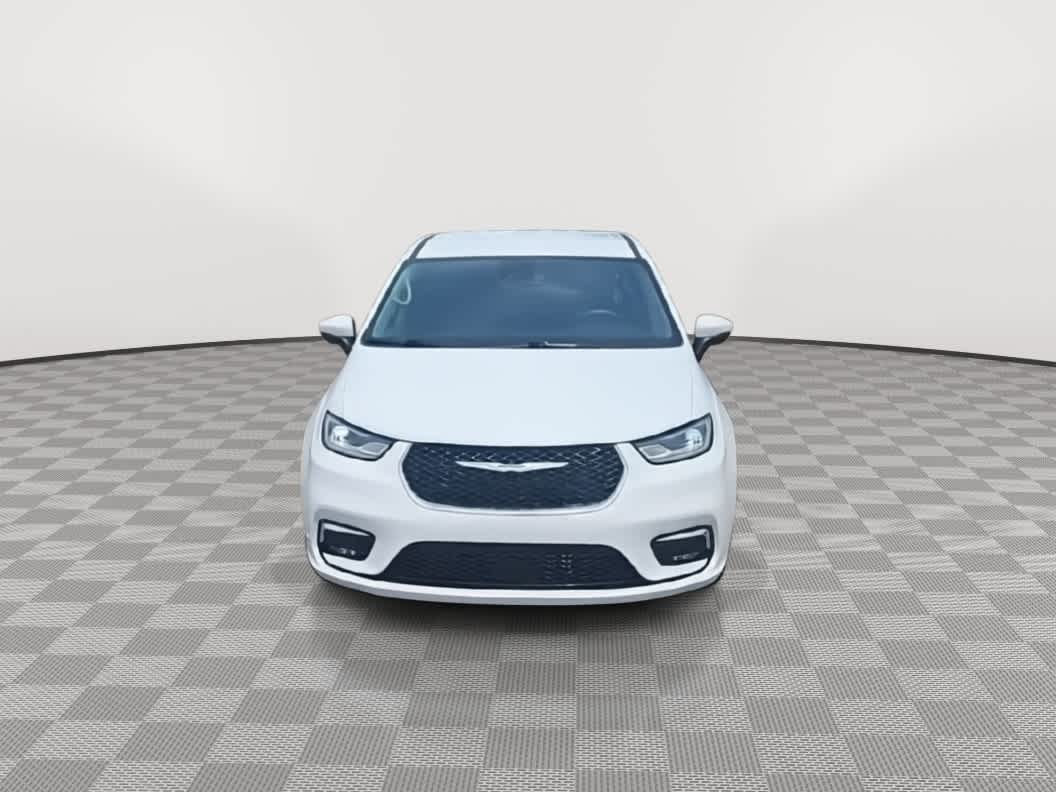 Thumbnail: 2023 Chrysler Pacifica - 3
