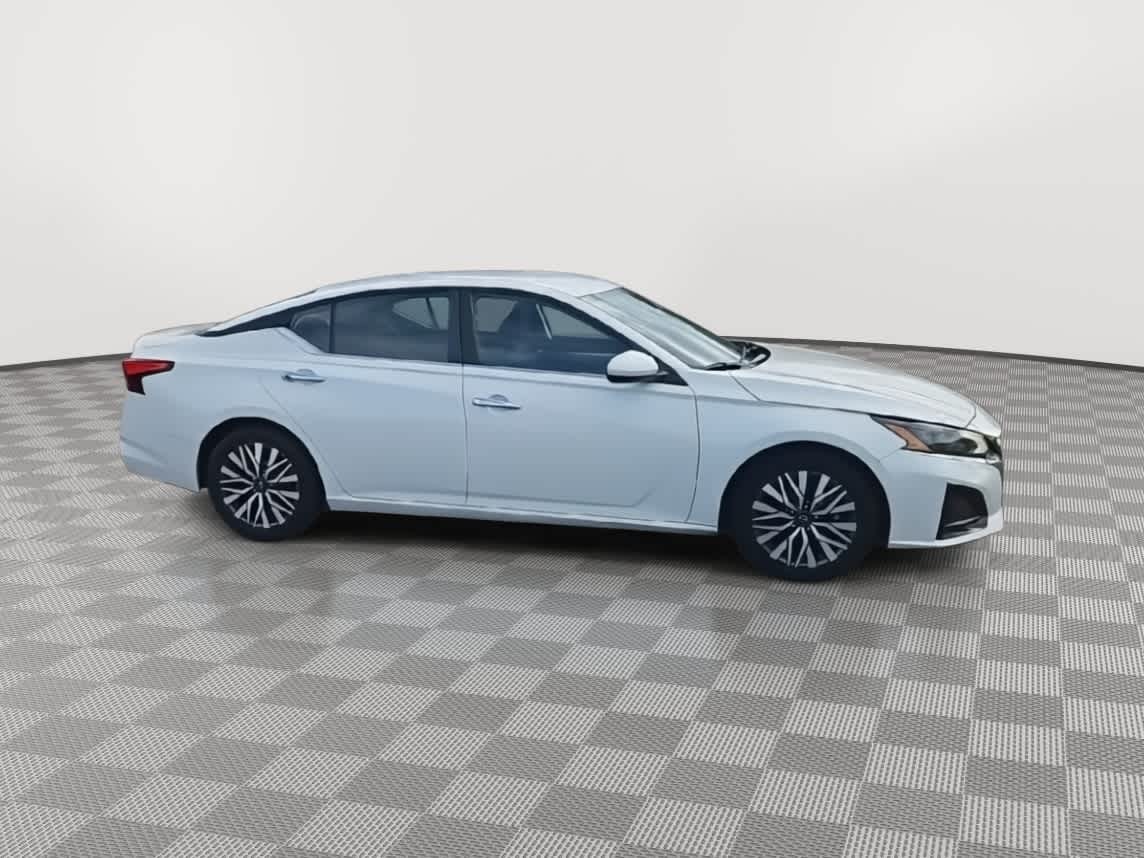 Thumbnail: 2023 Nissan Altima - 9