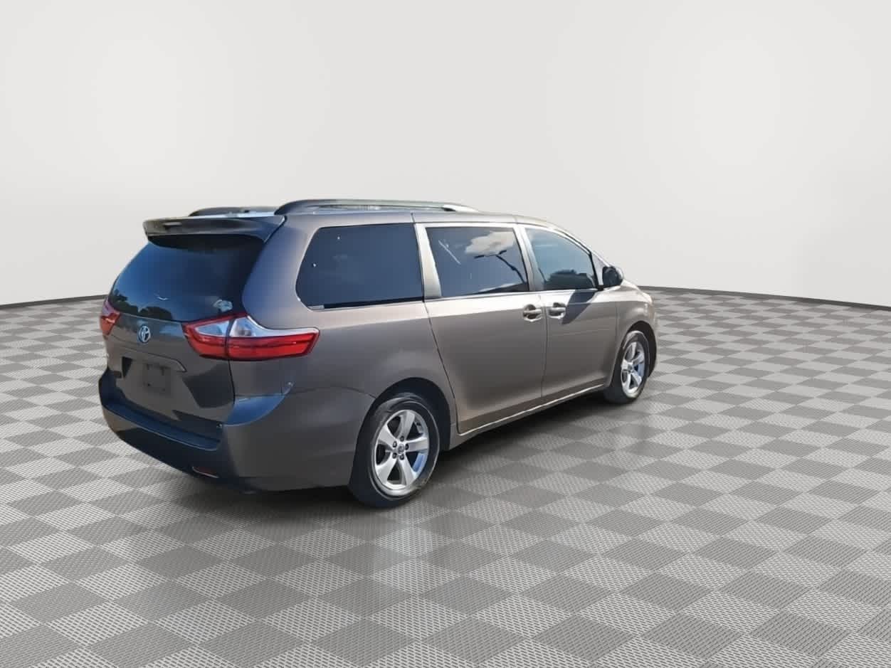 Thumbnail: 2017 Toyota Sienna - 8