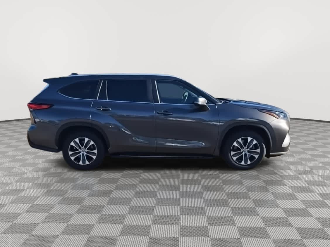 Thumbnail: 2023 Toyota Highlander - 9