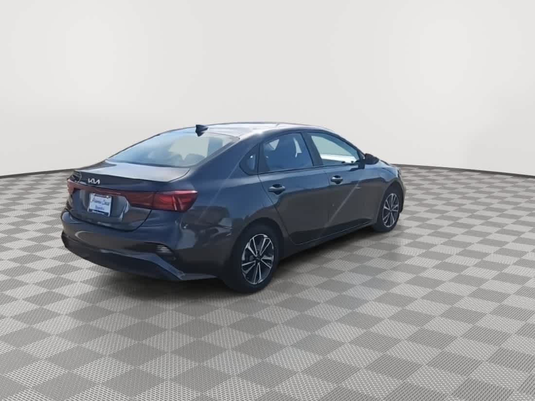 Thumbnail: 2023 Kia Forte - 8
