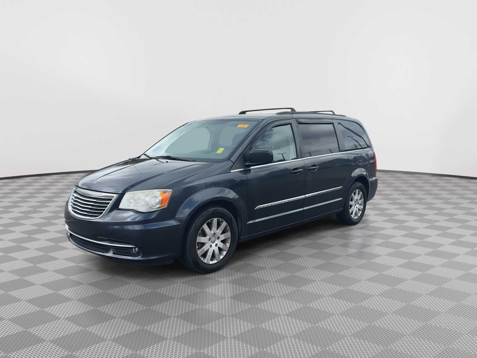 Thumbnail: 2014 Chrysler Town & Country - 4