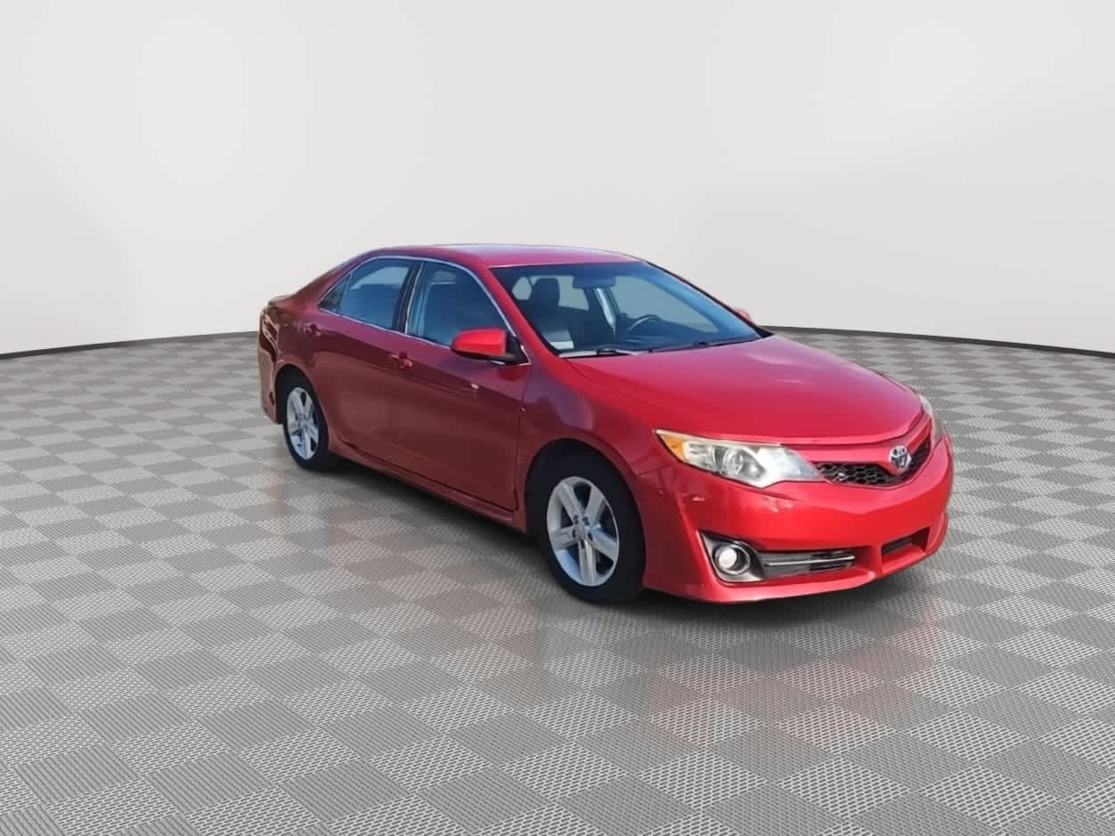 2014 Toyota Camry SE photo 2
