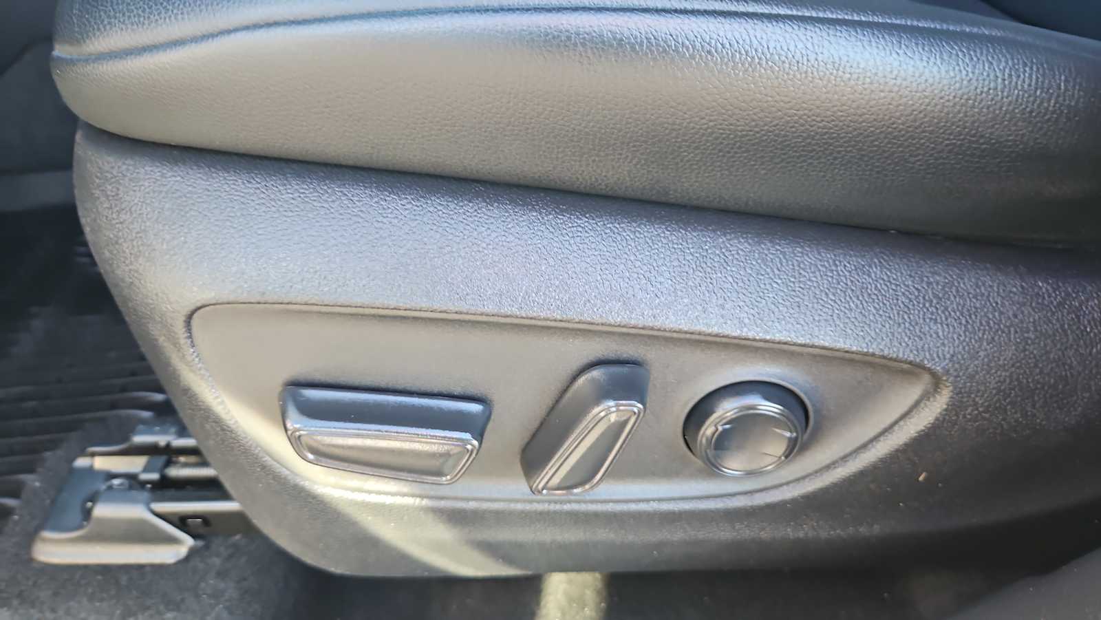 Thumbnail: 2023 Toyota Highlander - 14