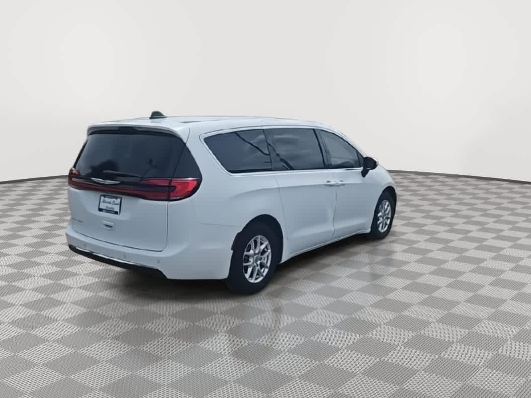 Thumbnail: 2023 Chrysler Pacifica - 8