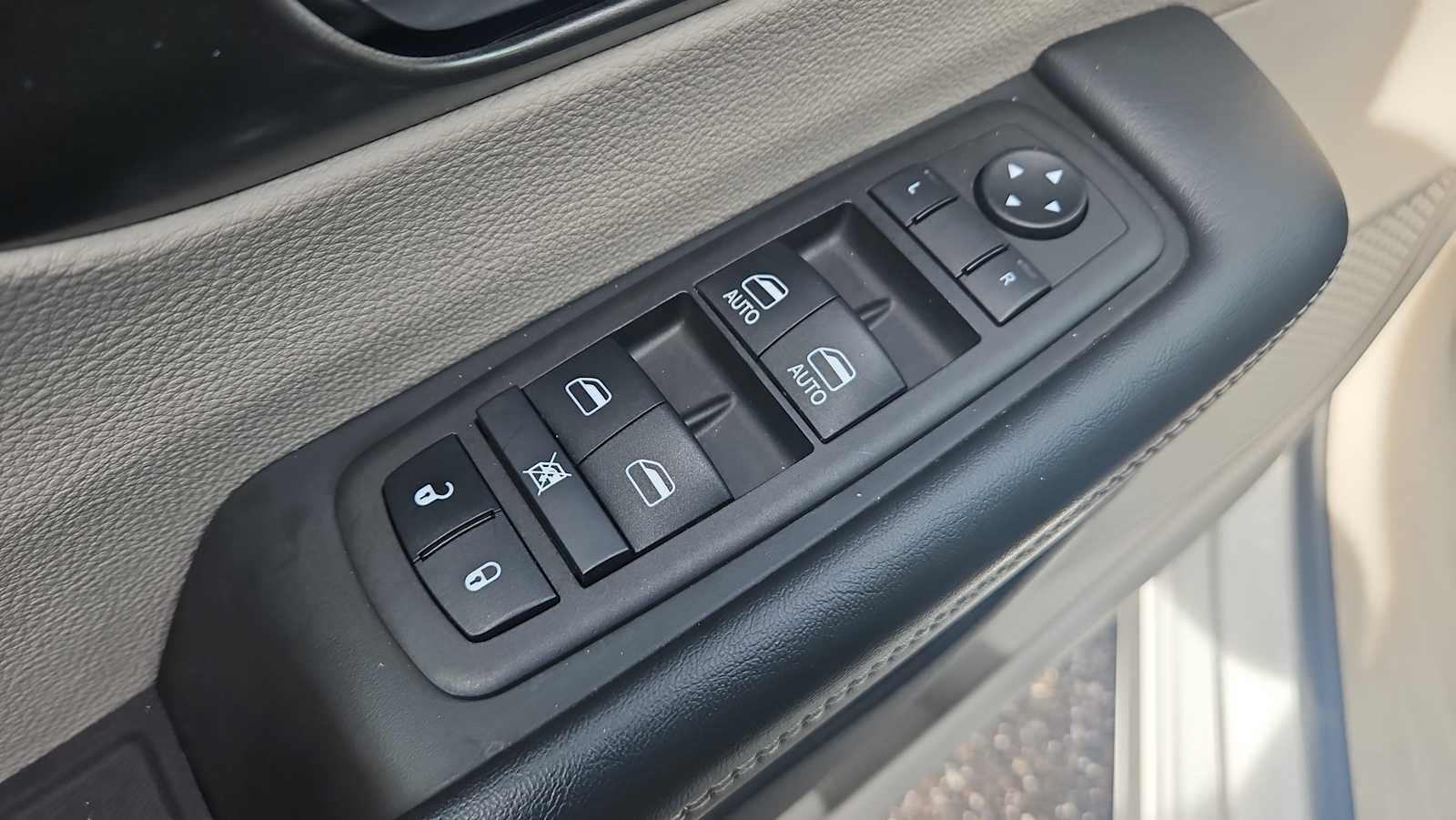 Thumbnail: 2023 Chrysler Pacifica - 15