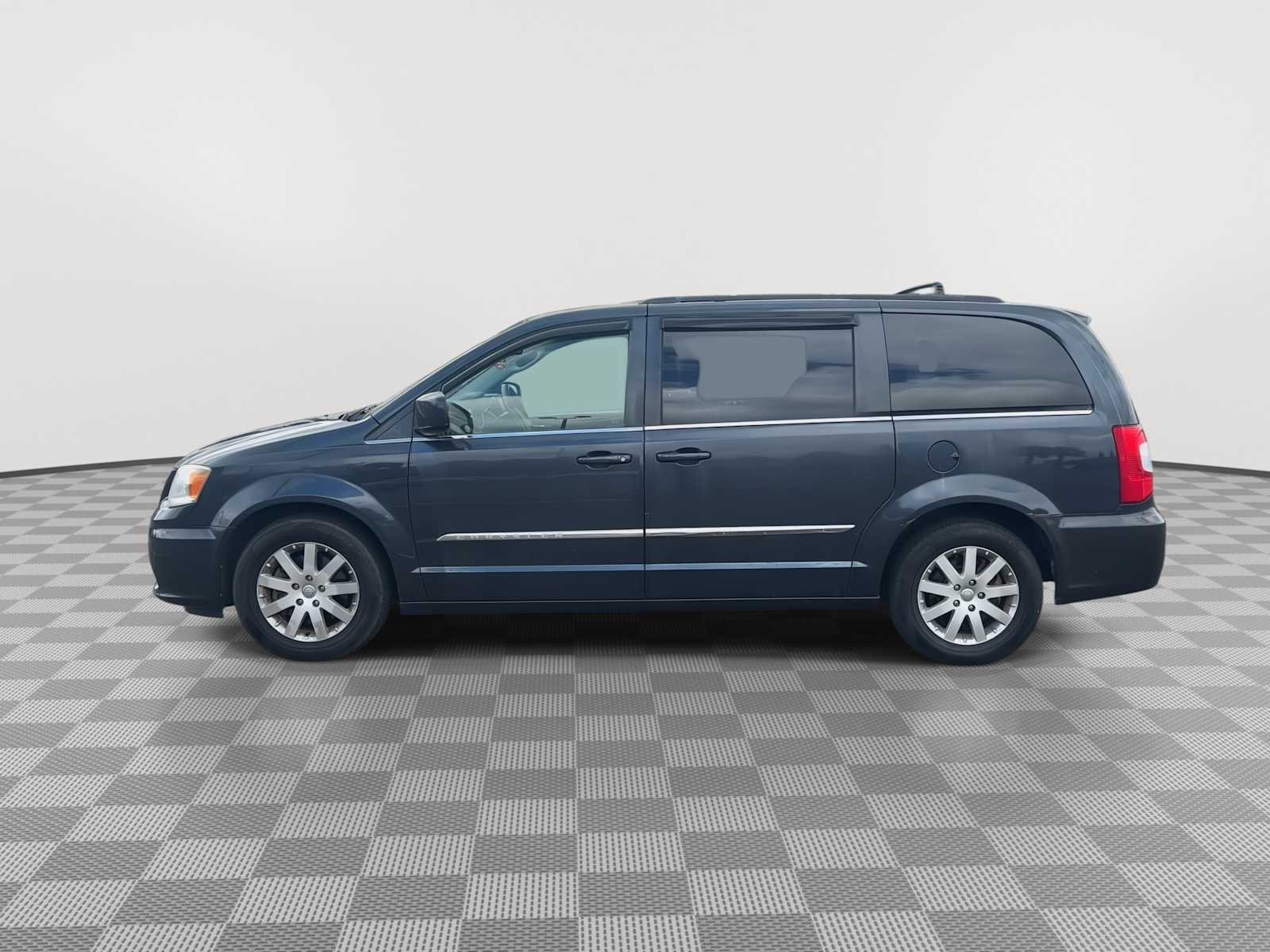 Thumbnail: 2014 Chrysler Town & Country - 5