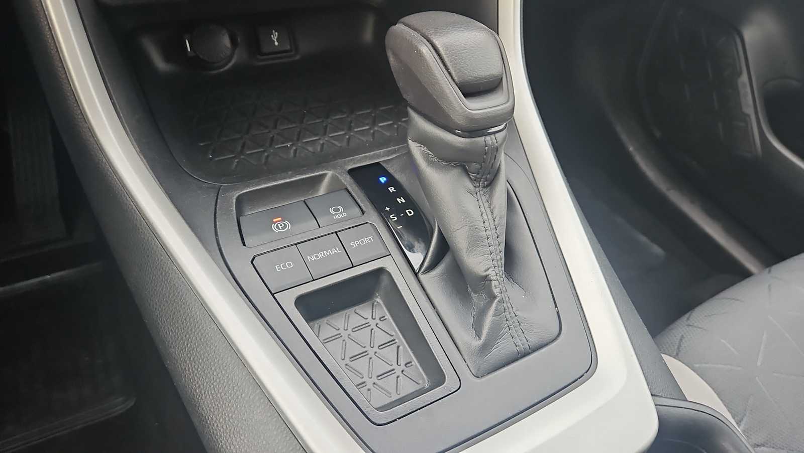 Thumbnail: 2022 Toyota RAV4 - 21