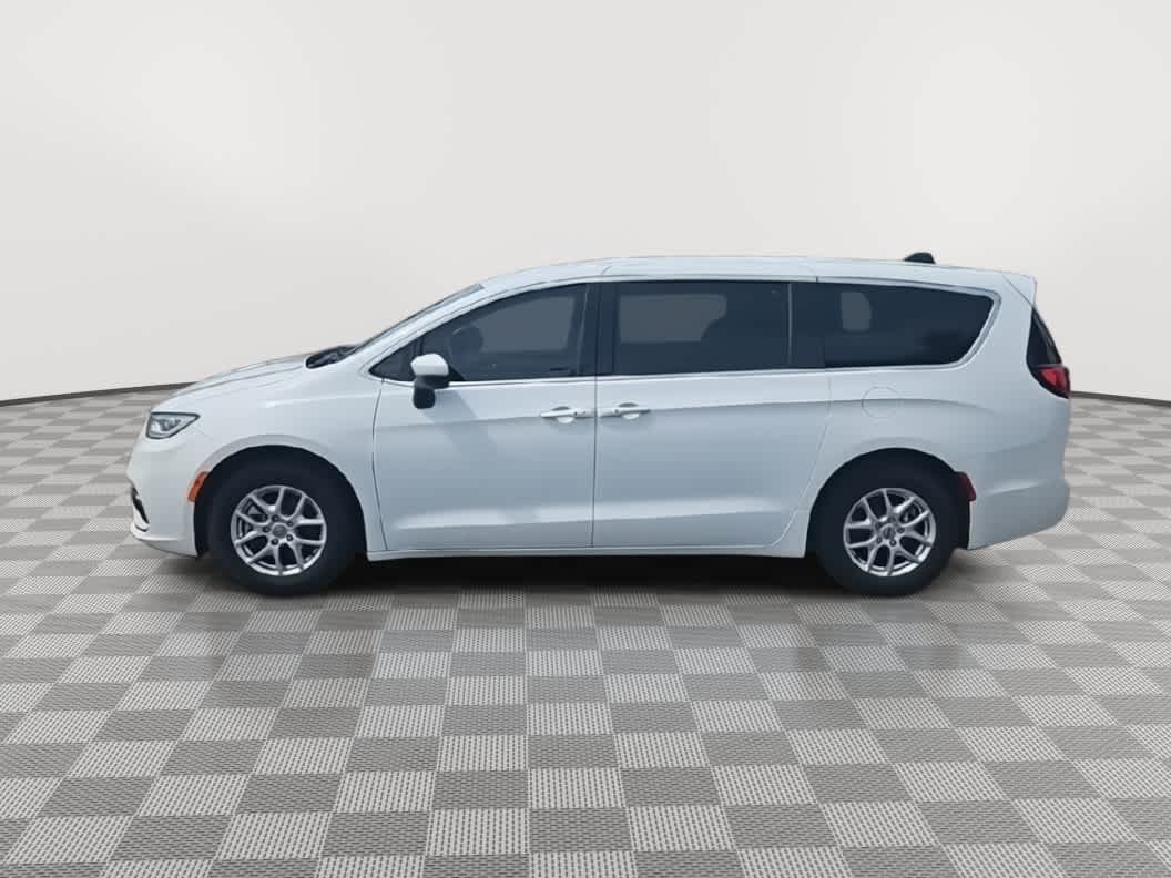 Thumbnail: 2023 Chrysler Pacifica - 5