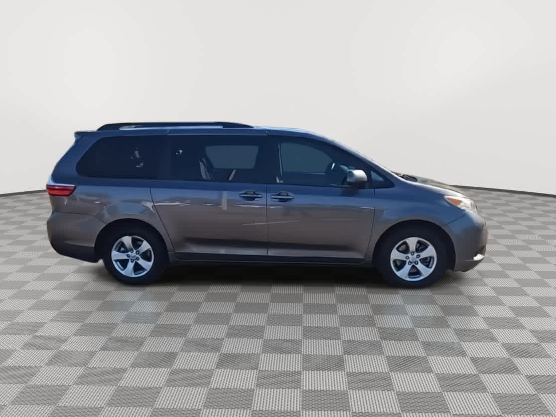 Thumbnail: 2017 Toyota Sienna - 9