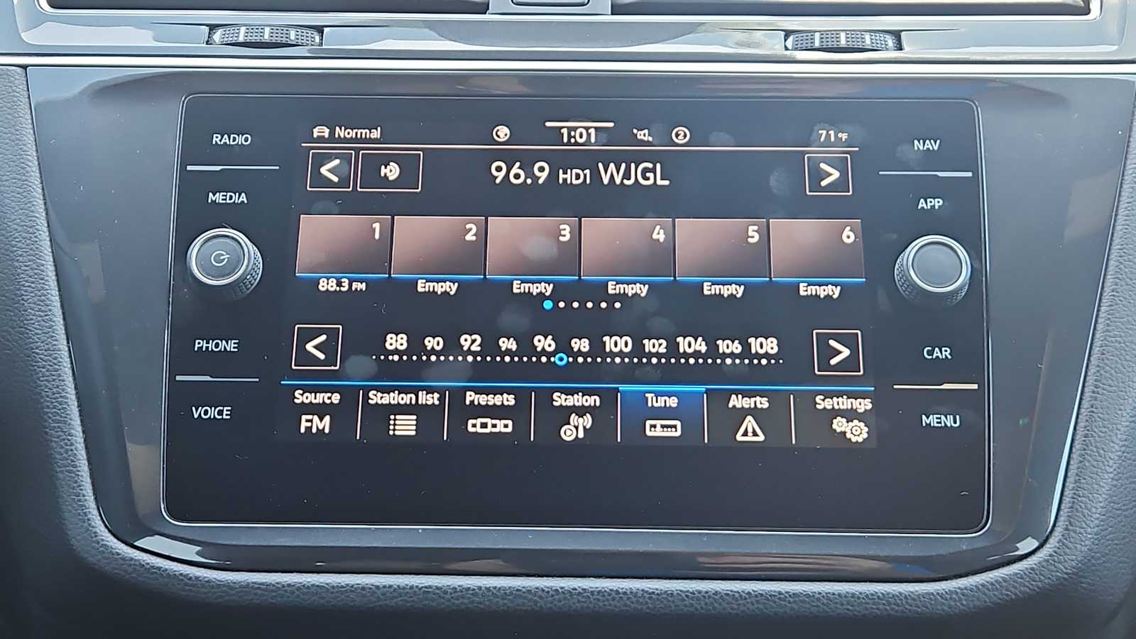 Thumbnail: 2022 Volkswagen Tiguan - 12