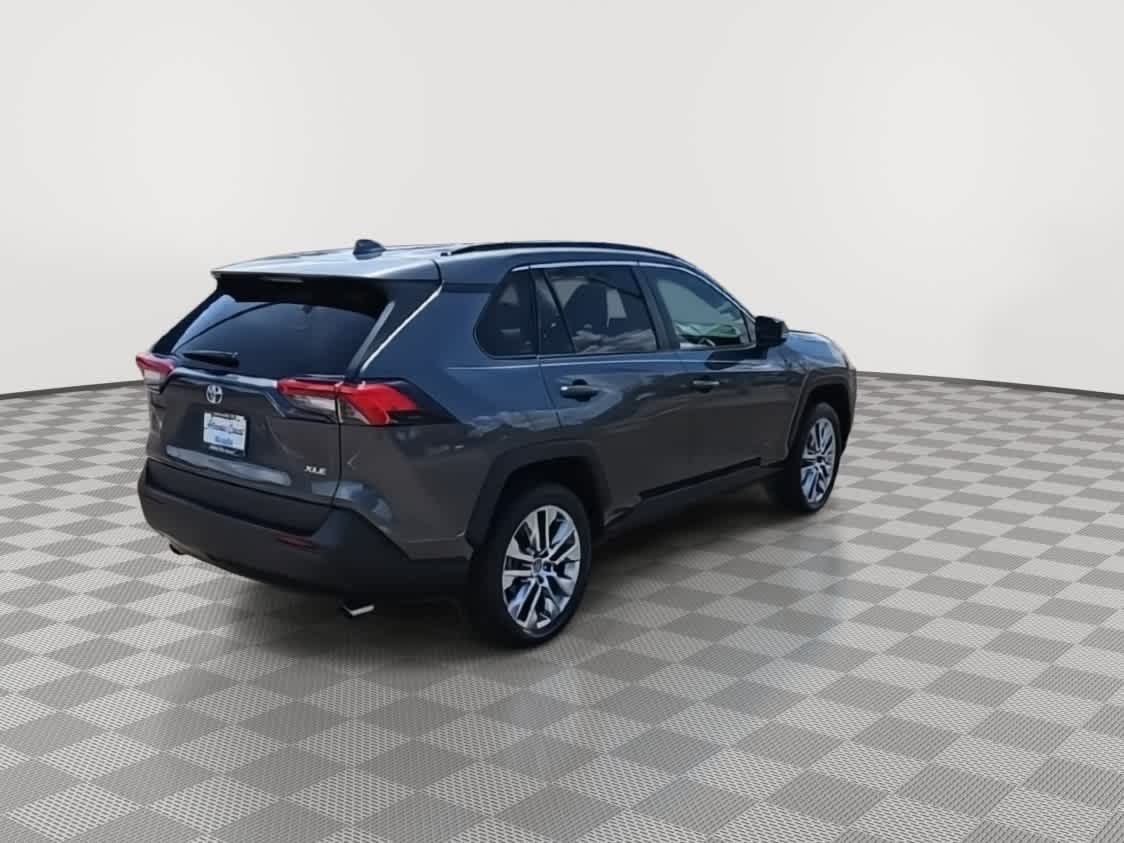 Thumbnail: 2021 Toyota RAV4 - 8