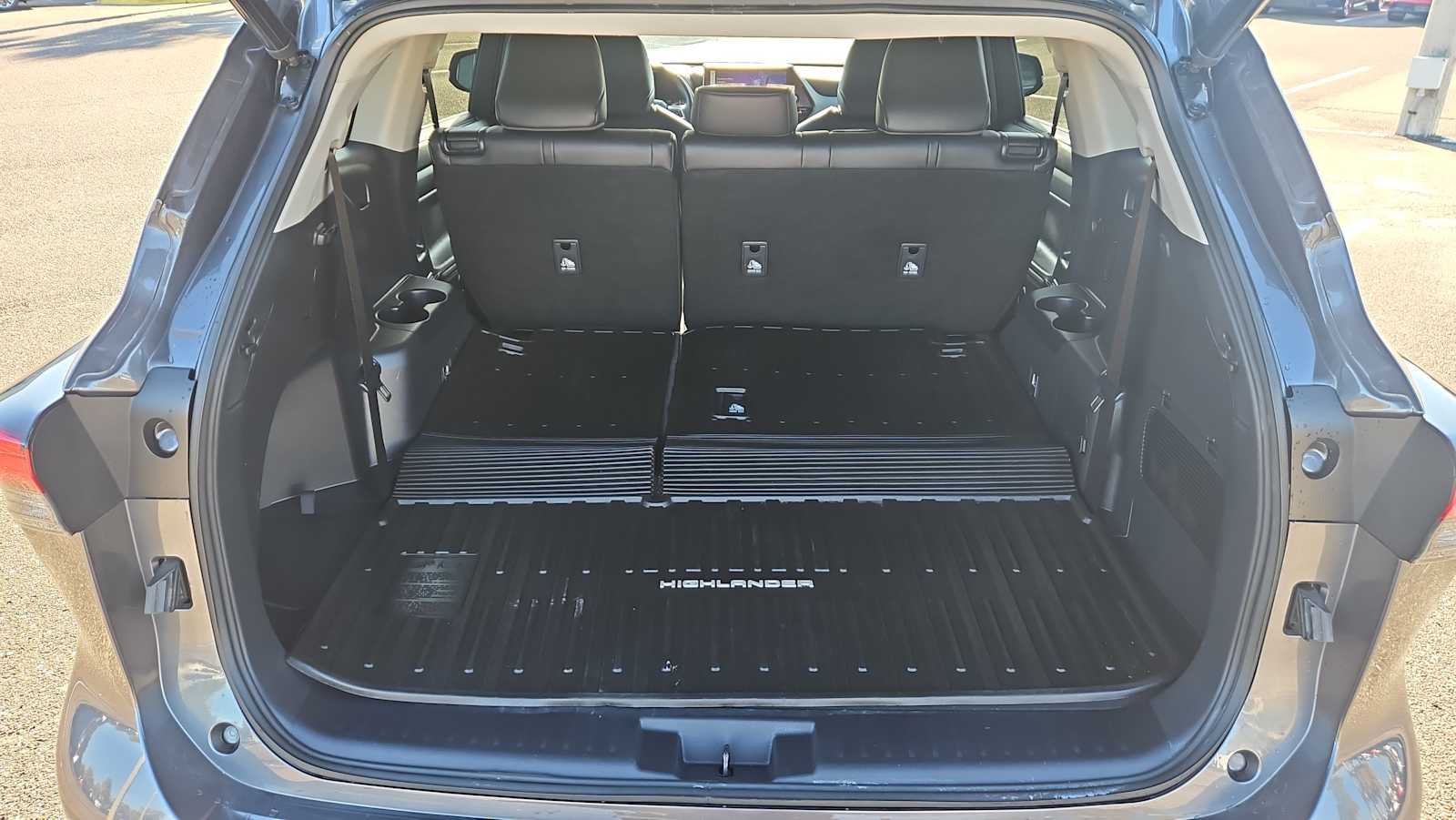 Thumbnail: 2023 Toyota Highlander - 22