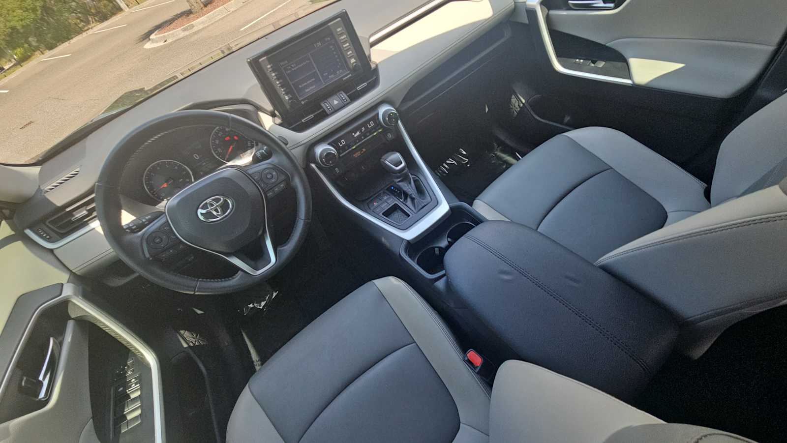 Thumbnail: 2021 Toyota RAV4 - 23