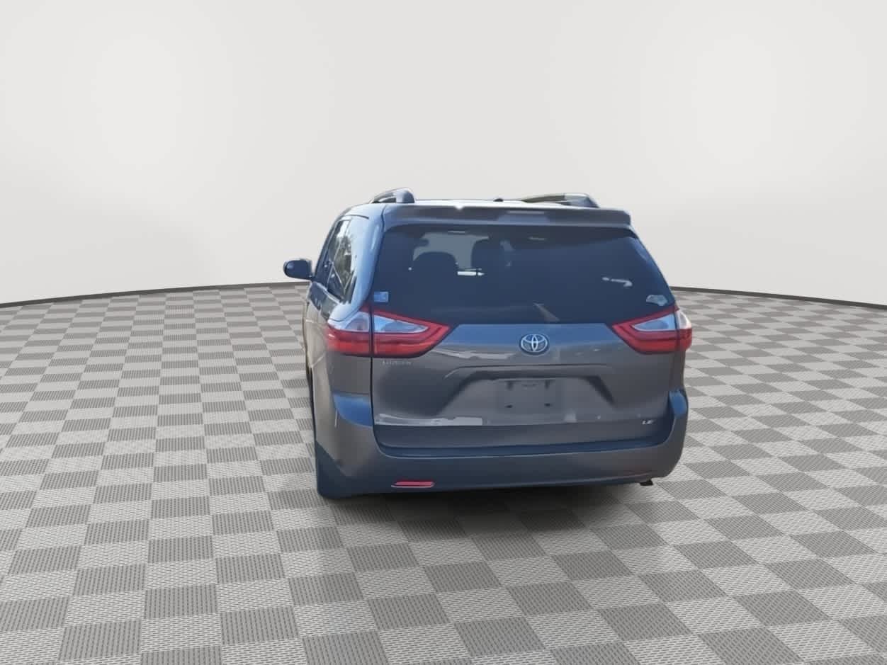 Thumbnail: 2017 Toyota Sienna - 7