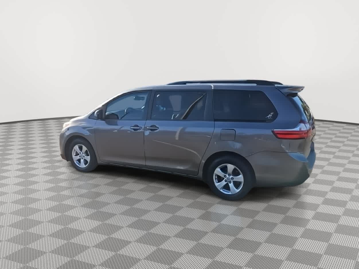 Thumbnail: 2017 Toyota Sienna - 6