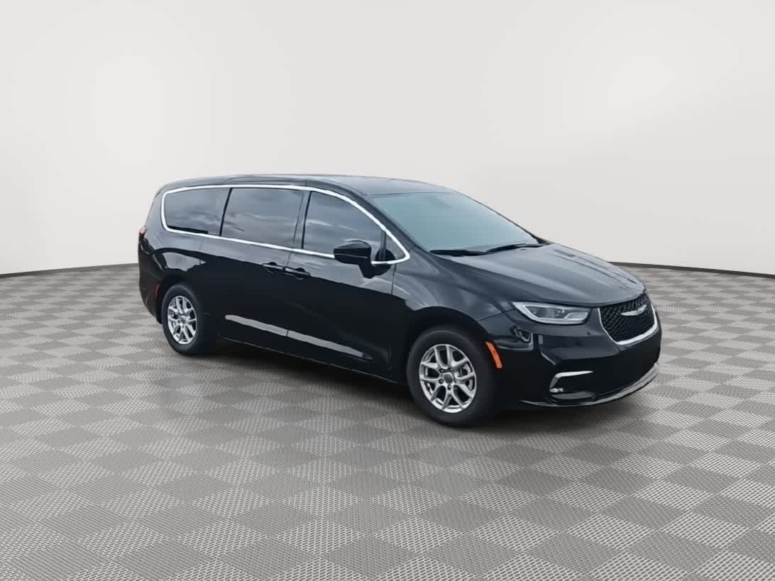 Thumbnail: 2023 Chrysler Pacifica - 2