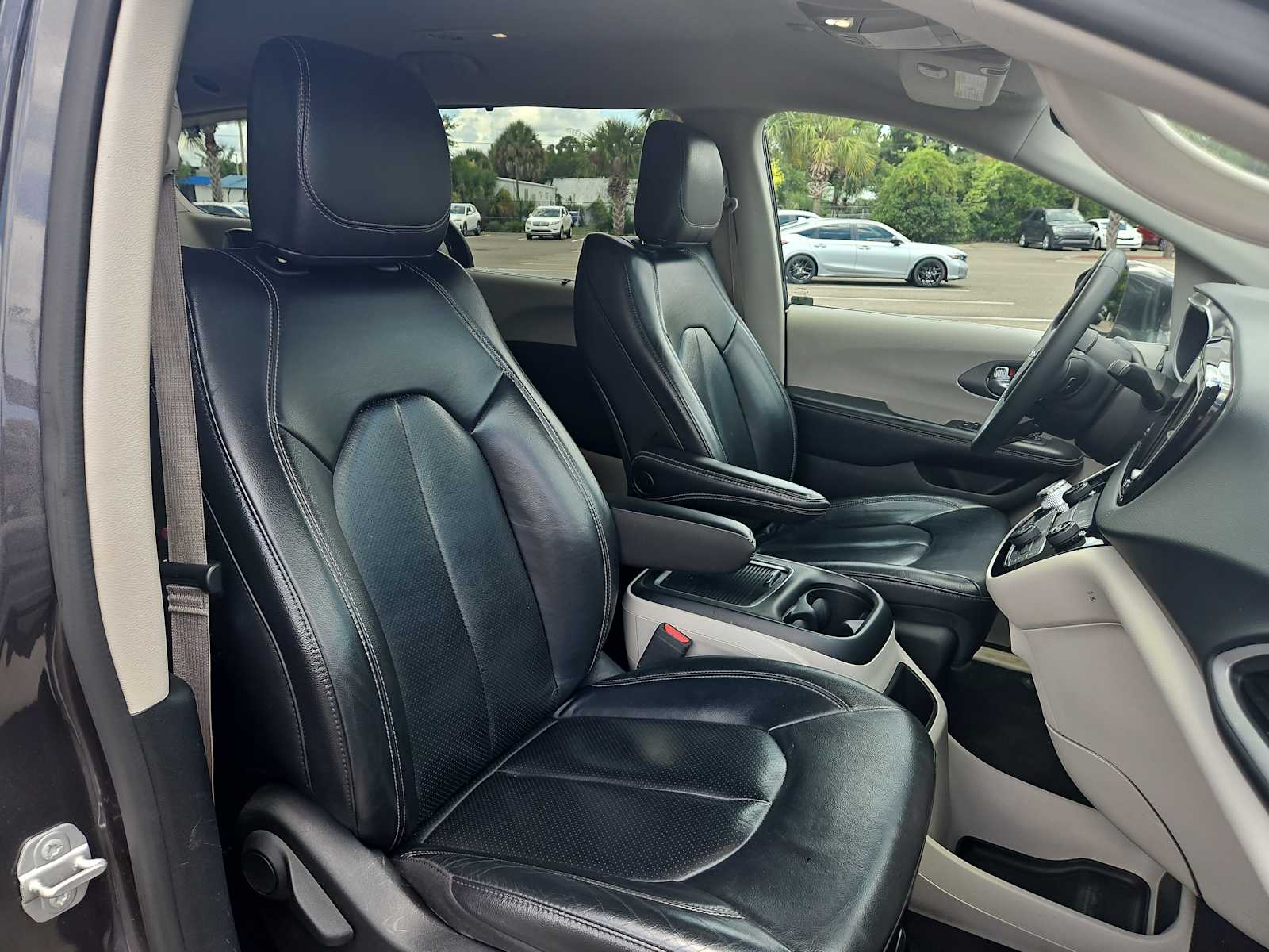2022 Chrysler Pacifica Touring L 26