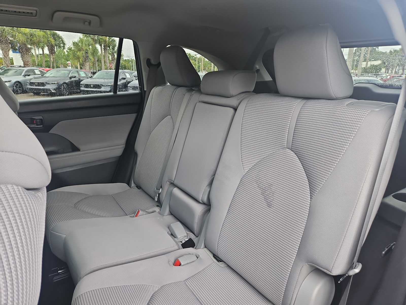 2023 Toyota Highlander LE 24